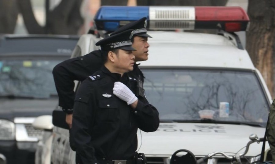 SNIMLJEN TRENUTAK RUŠENJA MOSTA PREKO AUTO-PUTA: Četiri osobe poginule (VIDEO)