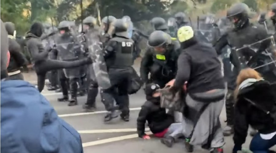 PARADOKS, VODENIM TOPOVIMA NA DEMONSTRANTE A, broj pacijenata na intenzivnoj njezi i zaraženih drastično je porastao u zadnje dvije sedmice gdje je vakcinisano 78 posto stanovnika starijih od 12 godina.