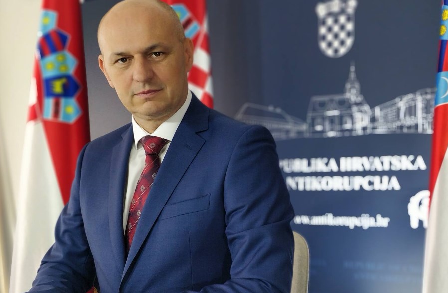 EVROPSKI PARLAMENT KAZNIO HRVATSKOG ZASTUPNIKA MISLAVA KOLAKUŠIĆA jer je na ulazu ODBIO pokazati kovid potvrdu!