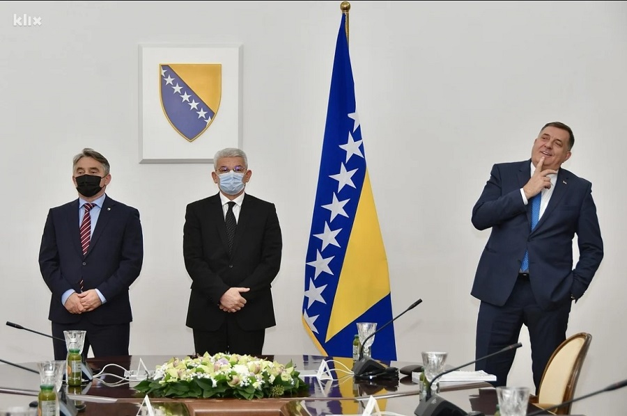 FOTOGRAFIJA TROČLANOG PREDSJEDNIŠTVA BIH jedna od mnogobrojnih koje su obilježile 2021. godinu