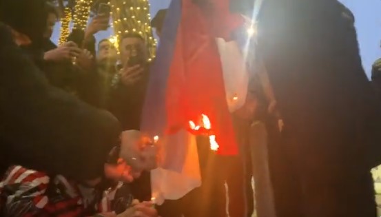 ZAPALJENA SRPSKA ZASTAVA U TIRANI! Zbog protesta reagovao Edi Rama: "Neka se SRAME oni koji su ovo učinili!" (VIDEO)