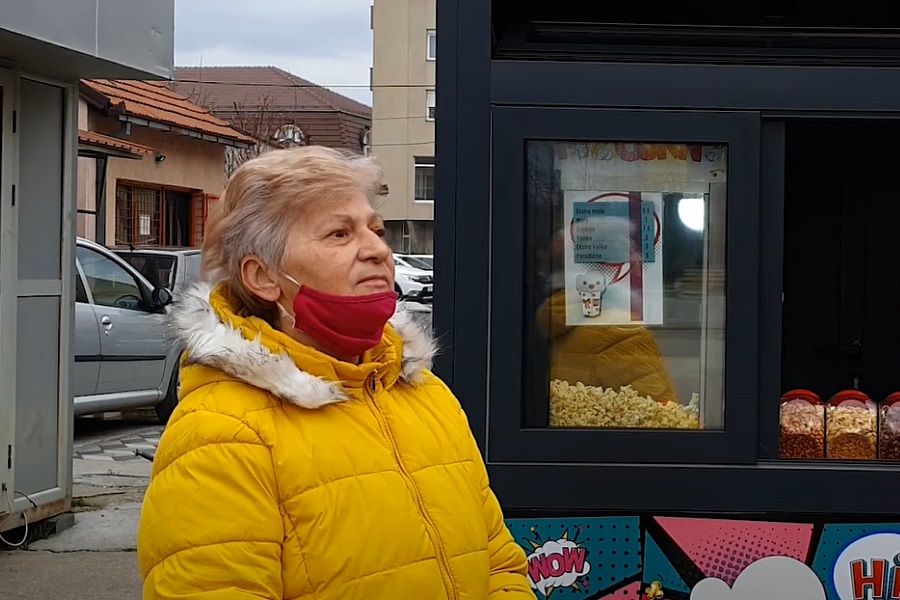 VELIKO SRCE DIVNE ŽENE! Teškim radom finansira da se mališanima izmame osmjesi na lica!