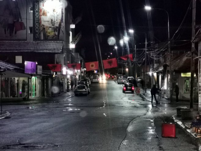 PONOVO DIŽU TENZIJE! Zastave Albanije i OVK vijore u Kosovskoj Mitrovici