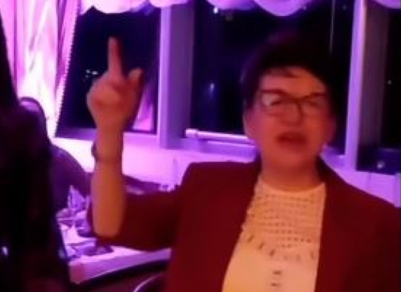 NARODE GLEDAJ I PLAČI! ČIJIM PARAMA SE UDARA BRIGA NA VESELJE? ZA ZORU VIDOVIĆ NEMA OSKUDACIJE! Na sav glas zapjevala "Ne može nam niko ništa" (VIDEO)