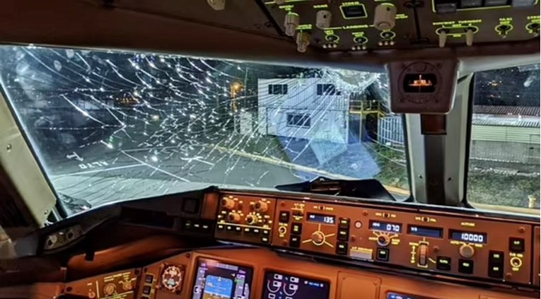 ZA NE POVJEROVATI! Led razbio pilotsko staklo na 11.000 metara visine, šanse za to su 1 naspram MILION!