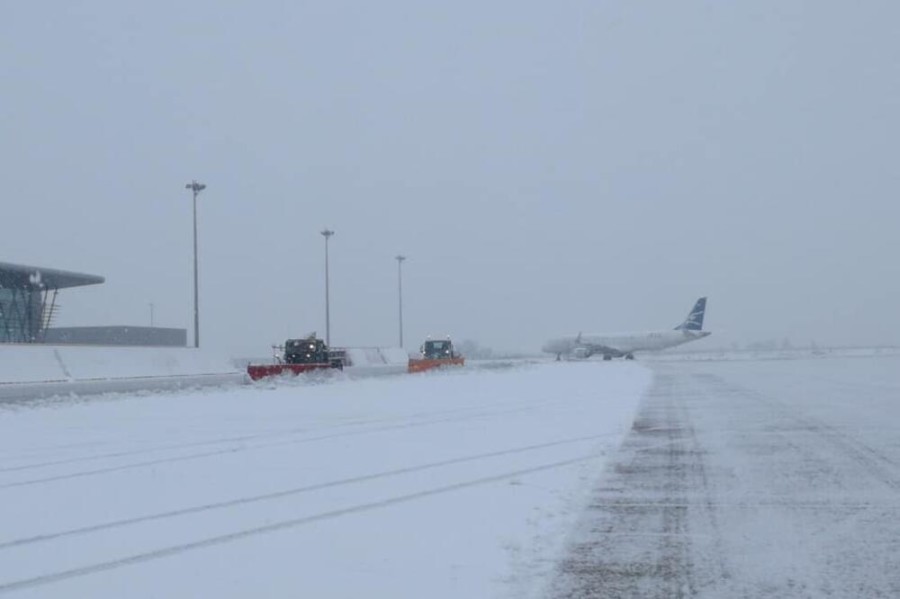 SNIJEG U SRBIJI I DALJE PRAVI HAOS! Avioni zaglavljeni na aerodromu