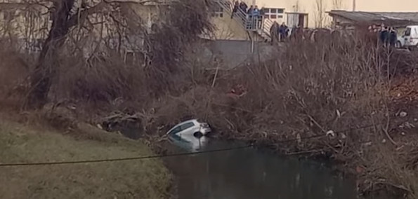 GRAĐANI PRIJEDORA ZBUNJENI! Automobil bio parkiran pa misteriozno osvanuo u rijeci (VIDEO)