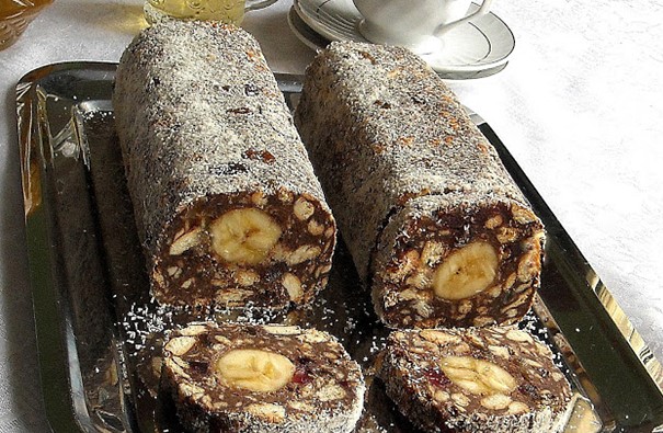 BRZO SE PRIPREMA: Posni lagani rolat sa bananom i keksom!
