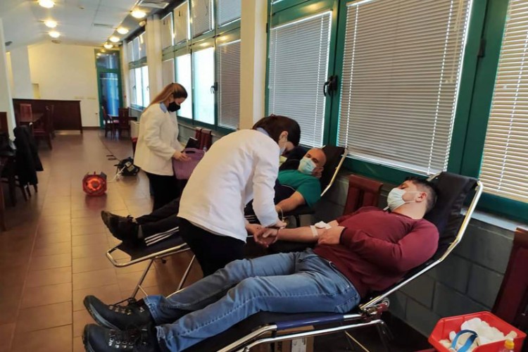 SRBAČKI REKORDERI U DOBROVOLJNOM DAVANJU KRVI Spasavali i životno ugroženu djecu