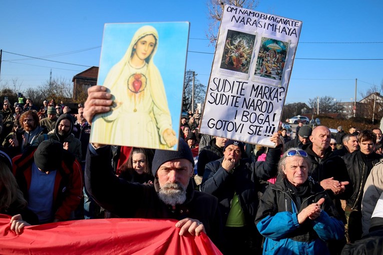 OKUPILI SE LJUDI U MASKIRNIM UNIFORMAMA ISPRED REMETINCA Traže puštanje na slobodu Franciškovića