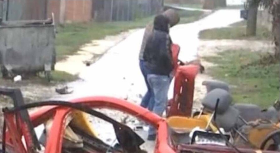 STRAVIČAN PRIZOR! AUTO POTPUNO ZGUŽVAN od ekplozije, povrijeđene dvije osobe! (FOTO)