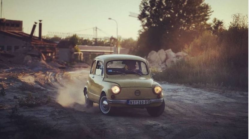 PRAVA ATRAKCIJA! FILMSKA PRIČA O NIKOLI I ŽUTOM FIĆI: Ta ljubav inspiriše gdje god se pojave! (FOTO)