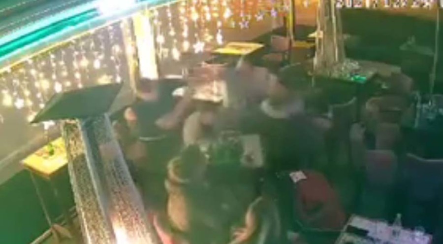 SVI REDOM SE TUKLI! Pogledajte BRUTALAN SNIMAK kafanske tuče iz Sanskog Mosta koji je zaprepastio javnost