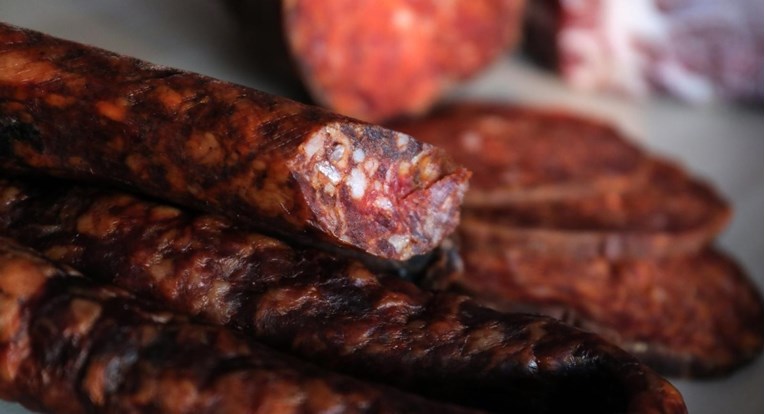 PRONAĐEN OPASAN PARAZIT NA TRŽNICI U KOBASICAMA I SLANINI! Dovodi do vrućice, grčeva, povraćanja...