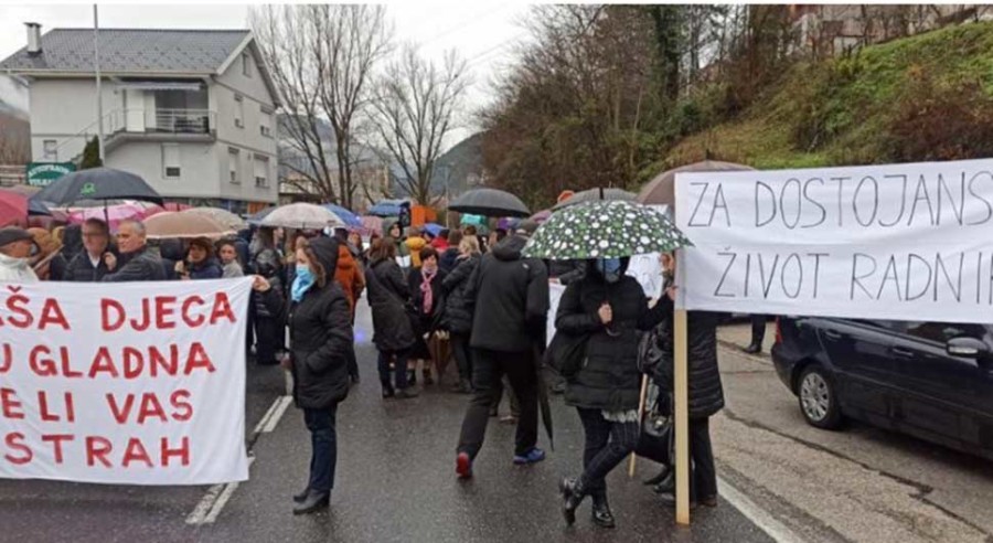 TRAŽE ZARAĐENE PLATE Medicinski radnici blokirali put