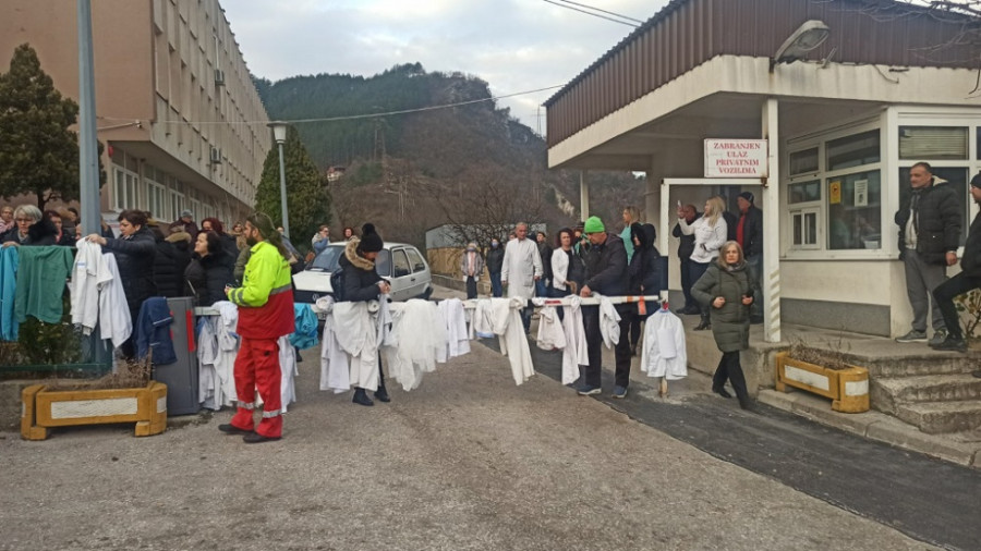 SUTRA LIJEŽU DVIJE PLATE Odblokirani računi zdravstvenih ustanova u Konjicu, radnici KONAČNO dobijaju ono što su zaradili!