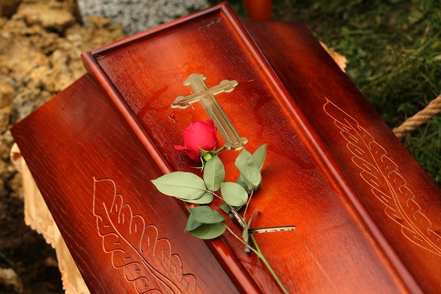 TUGA DO NEBA! Tragedija u Kosovskoj Mitrovici: Dječak (15) pao sa zgrade i ostao na mjestu mrtav