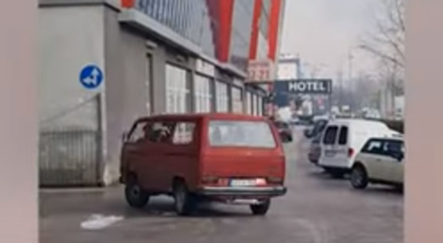 SAMO U BiH Usred bijela dana pokušali ukrasti tramvajsku šinu!