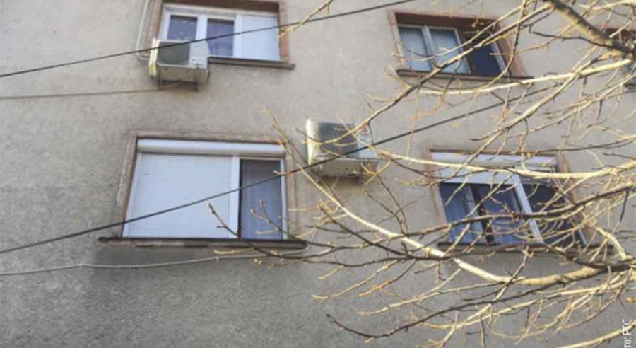 STRAVIČNO! BEBA PALA sa drugog sprata zgrade, prolaznici je pronašli na trotoaru!