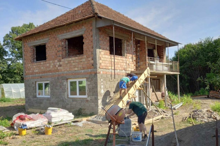 NAKON PAKLA PORODIČNOG NASILJA MAJKA I TROJE DJECE S POTEŠKOĆAMA U RAZVOJU napokon ostvarili svoj san! Krsnu slavu i zimu dočekuju u novom domu