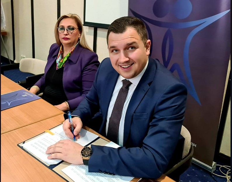 SIGURNIM KUĆAMA PO 12.500 KM Lučić potpisao ugovore o saradnji sa predstavnicama osam NVO