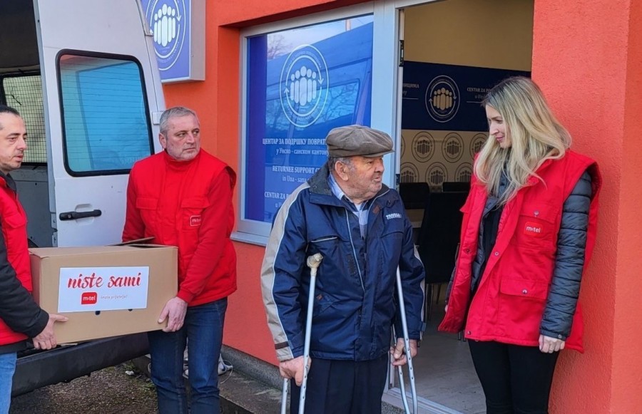 PREDSTAVNICI M:TEL-a PONOVO MEĐU MJEŠTANIMA PETROVCA I GLAMOČA: Paketi pomoći stigli do socijalno najugroženijih porodica