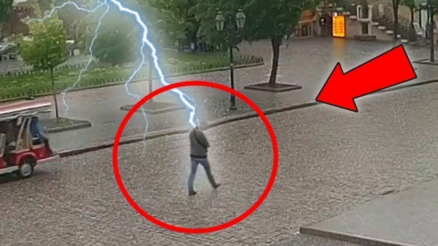 POTRESNI SNIMCI! Kamere snimile kako radnika UDARA GROM, od siline udarca odmah se srušio na pod!