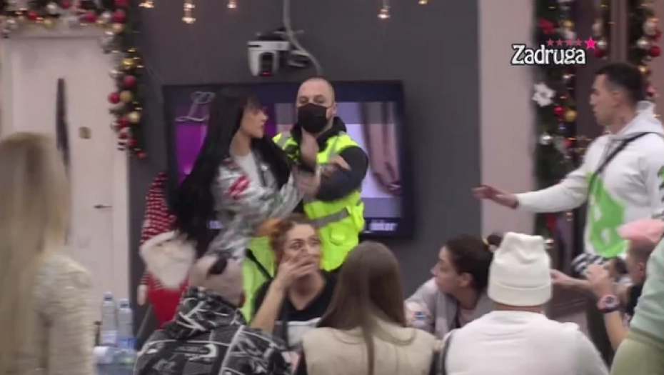 NASTAO OPŠTI HAOS Tara gađala Anđelu FLAŠOM zbog toga što joj je rekla da je NEVASPITANA