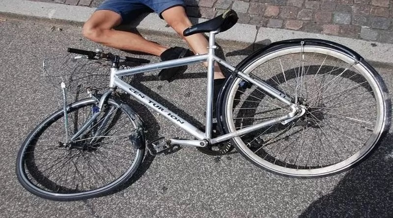 AUTO UDARIO BICIKLISTU Nesrećni čovjek preminuo u bolnici