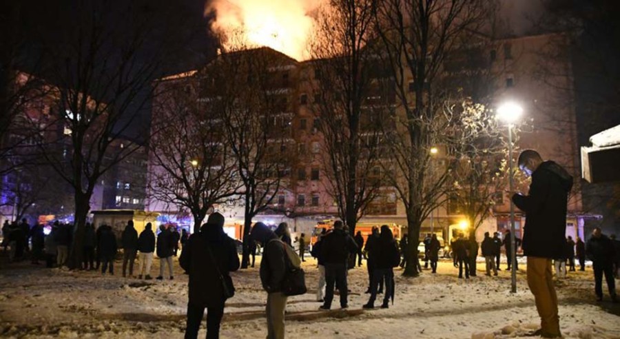 NEVJEROVATAN PRIZOR U JEDNOM OD IZGORJELIH STANOVA Vatra nije zahvatila samo svetu knjigu