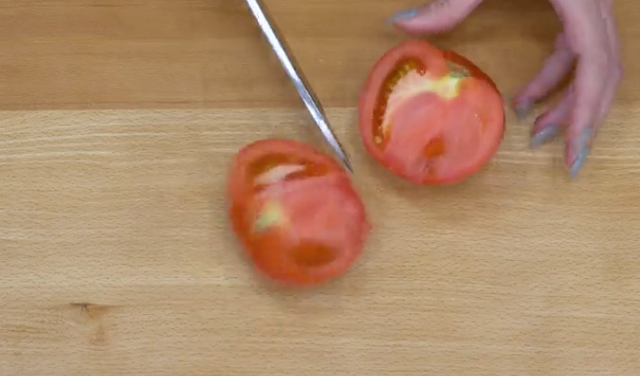JEDNOSTAVNI TRIK kako da za čas naoštrite nož u kućnim uslovima!