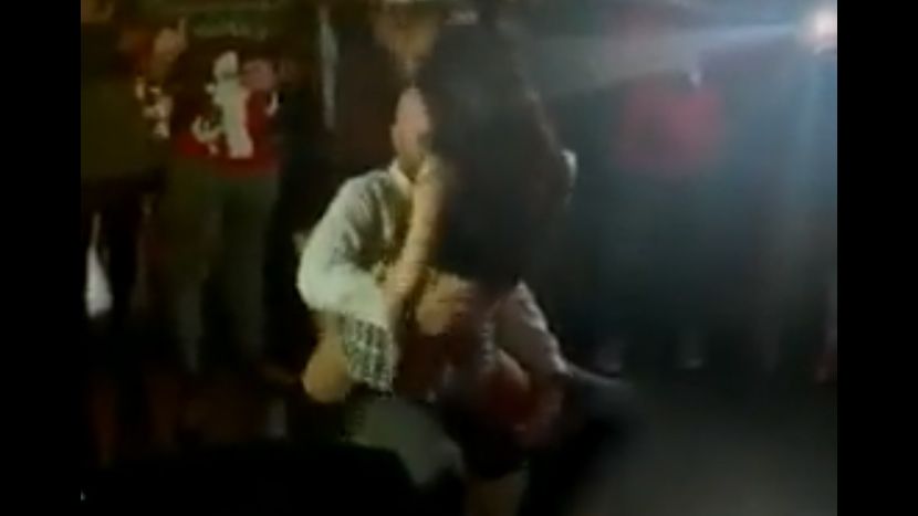 VRELO! POLICAJKA ŠEFU "ODRADILA" PLES U KRILU pa se javno izvinila njegovoj ženi (VIDEO)