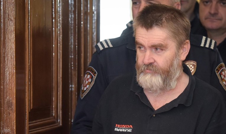 ZA POKUŠAJ UBISTVA ČETVORO DJECE OSUĐEN na 30 godina, sa prvog sprata zgrade u Pagu bacio svoje ČETVORO MALOLJETNE djece sa visine od oko pet metara