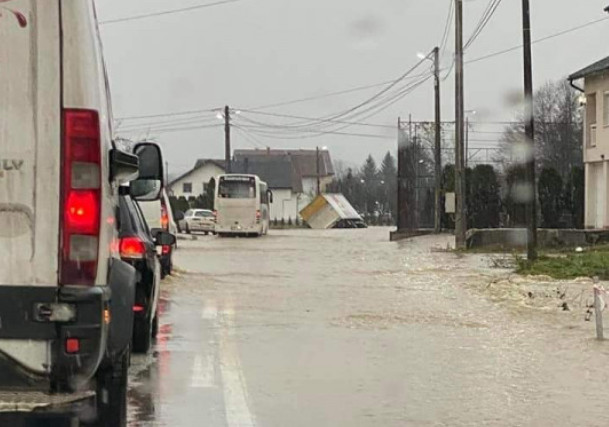 ALARMANTNA SITUACIJA U KISELJAKU: Rijeke se izlile iz korita, obustavljen saobraćaj, u opasnosti kuće! (VIDEO)