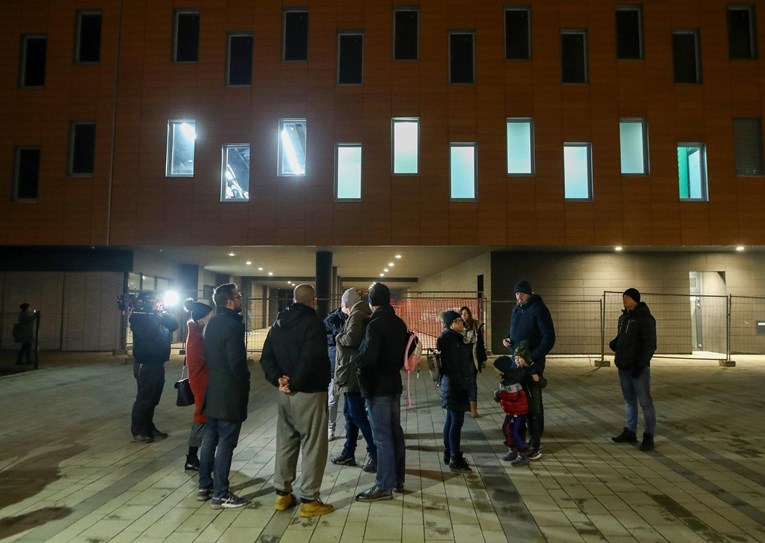 RODITELJI U ZAGREBU IZAŠLI NA PROTEST! PLOČE UGROŽAVAJU ŽIVOT: Traže hitnu sanaciju zgrade s vrtićem (VIDEO)