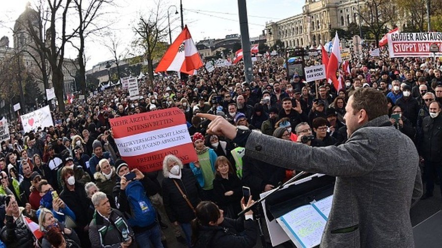 OKO PET HILJADA DEMONSTRANATA U BEĆU diglo glas protiv mjera u toku pandemije