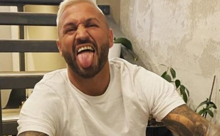 ŠA ŠOKIRAO JAVNOST PROMJENOM IMIŽA pa psovkama odgovorio na pitanja pratioca (FOTO)