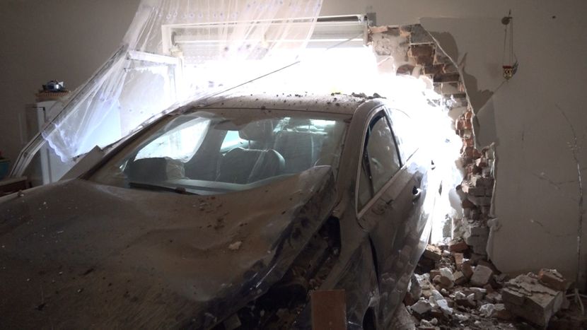NEVJEROVATNA NESREĆA U ŠAPCU! SCENA KAO SA FILMSKOG PLATNA: Automobil "urnisao" kuću i završio ljudima u trpezariji (FOTO)