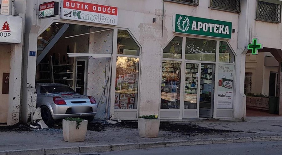 NESVAKIDAŠNJA SAOBRAĆAJKA U CENTRU TREBINJA: Automobilom uletio u butik obuće!