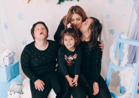SARA BERO ODUŠEVILA SVE PRATIOCE prazničnim fotografijama s kćerkama (FOTO)