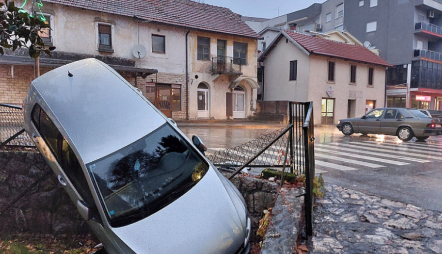 VOZAČ IZGUBIO KONTROLU NAD VOZILOM Završio u tuđem dvorištu