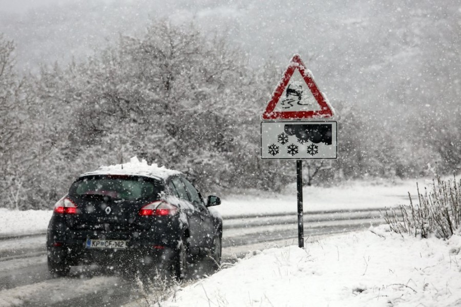 KOJI POSTUPAK ČINI VIŠE ŠTETE NEGO KORISTI? Čekati da se motor automobila zagrije ili odmah krenuti?