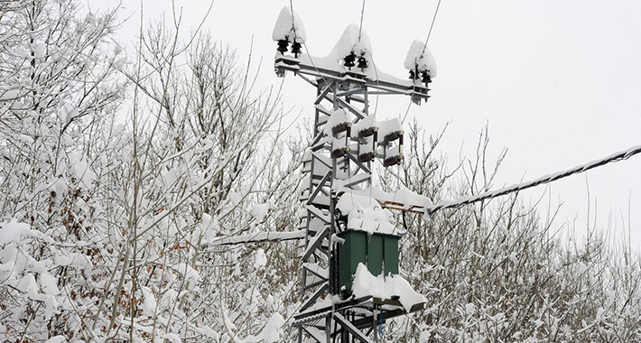 KOLAPS ELEKTRO-MREŽE U POJEDINIM DIJELOVIMA SRBIJE! Oko tri hiljade potrošača i dalje bez srtruje