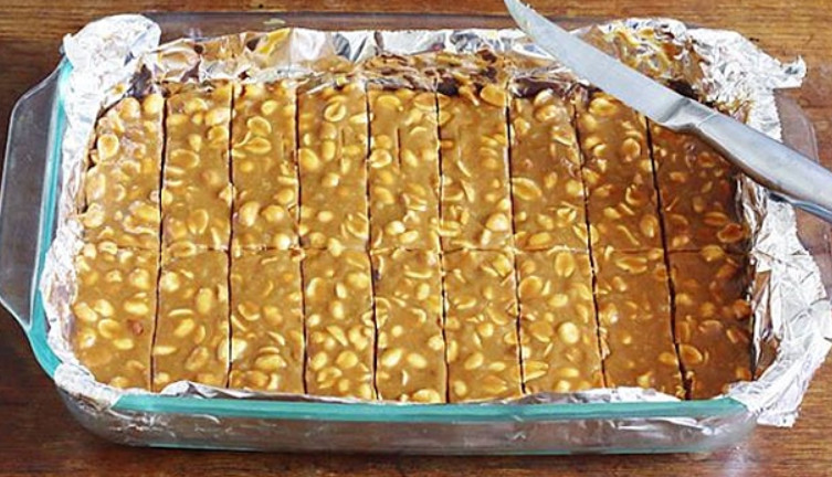 OVAJ KOLAČ SVI VOLE, zato ga morate isprobati ako do sada niste! Snikers kocke!