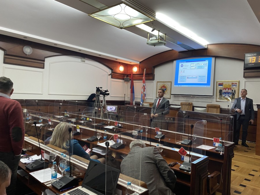 GRAD IDE U BLOKADU? SNSD napustio sjednicu Skupštine grada, obratio se i Stanivuković