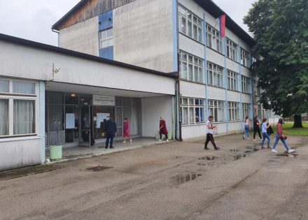 PANIKA U BANJALUCI: Muškarac sa noževima hodao oko Srednjoškolskog doma!