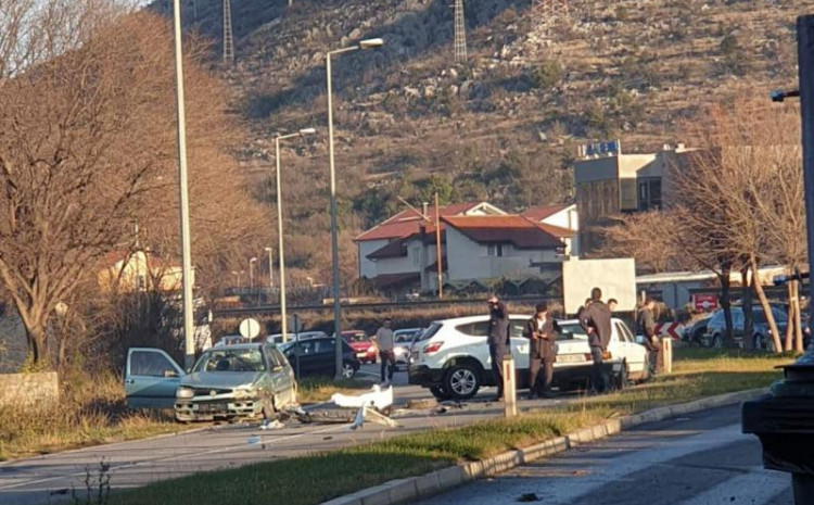 TRI AUTOMOBILA OBUSTAVILA SAOBRAĆAJ U MOSTARU! U sudaru načinjena veća materijalna šteta