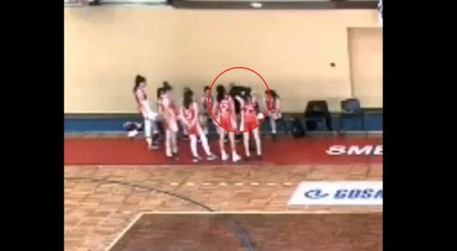 UZNEMIRUJUĆI SNIMAK Košarkaški trener viče, a potom udara djevojčicu (VIDEO)
