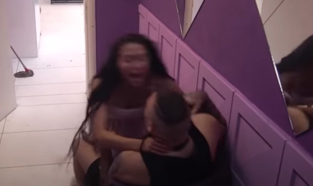 OVAKO NE BIJE NIJEDAN MUŠKARAC, Marinkovićka skočila na Filipa i dvojica nisu mogla da je skinu s njega! (VIDEO)