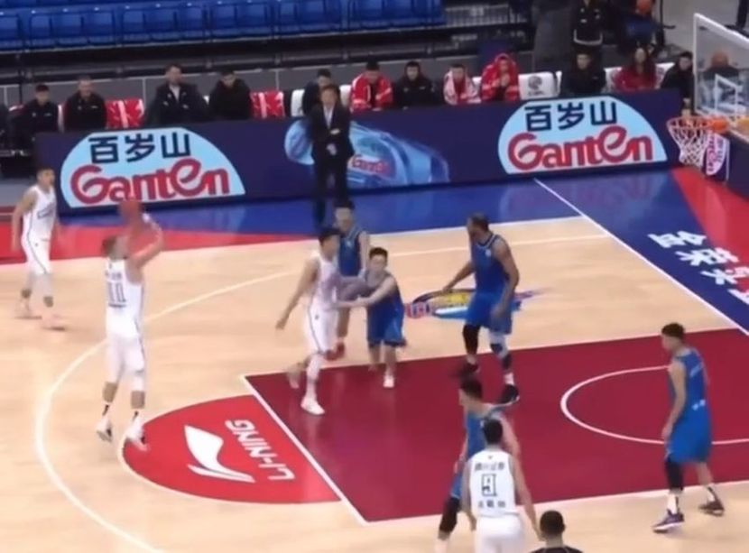 ŠTIMAC BRILIJANTAN NA DEBIJU U KINI Šutirao trojke i dao 40 poena protiv bivšeg NBA centra!
